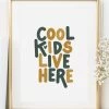 Poster / Kunstdruck "Cool Kids Live Here" I Ohne Rahmen 2 Poster / Kunstdruck "Cool Kids Live Here" I Ohne Rahmen -Dekostuck Store tales by jen poster kunstdruck cool kids live here i ohne rahmen