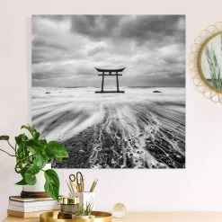 Leinwandbild - Japanisches Torii Im Meer In Schwarz-Weiß -Dekostuck Store wallart leinwandbild japanisches torii im meer in schwarz weiss 1